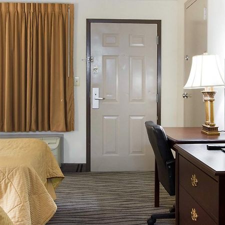 Executive Inn And Suites Ентърпрайз Екстериор снимка