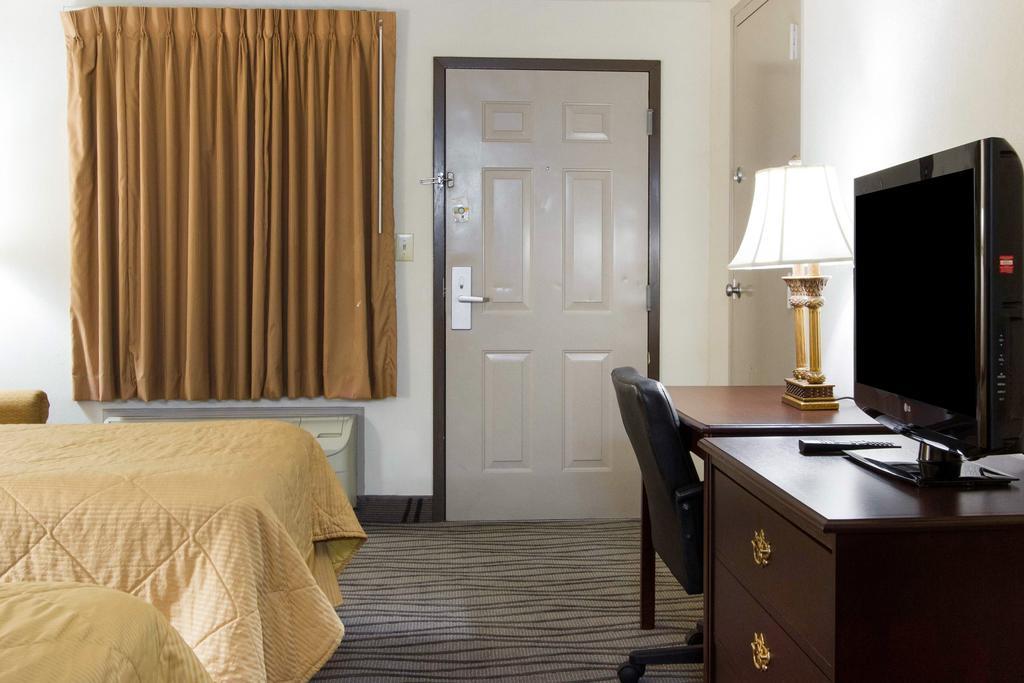Executive Inn And Suites Ентърпрайз Екстериор снимка