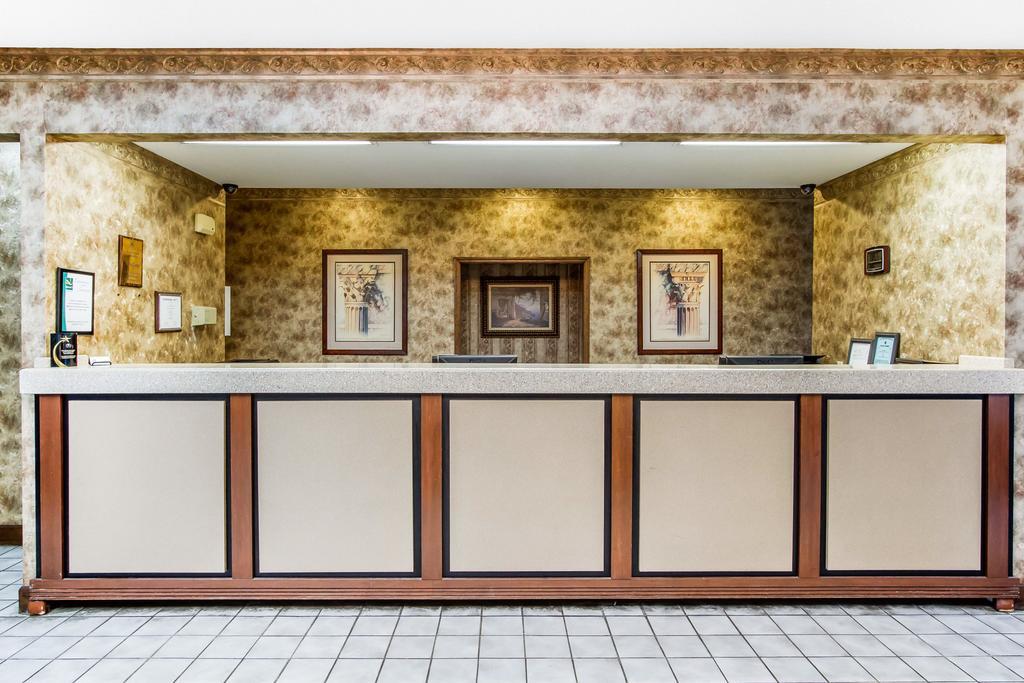Executive Inn And Suites Ентърпрайз Екстериор снимка