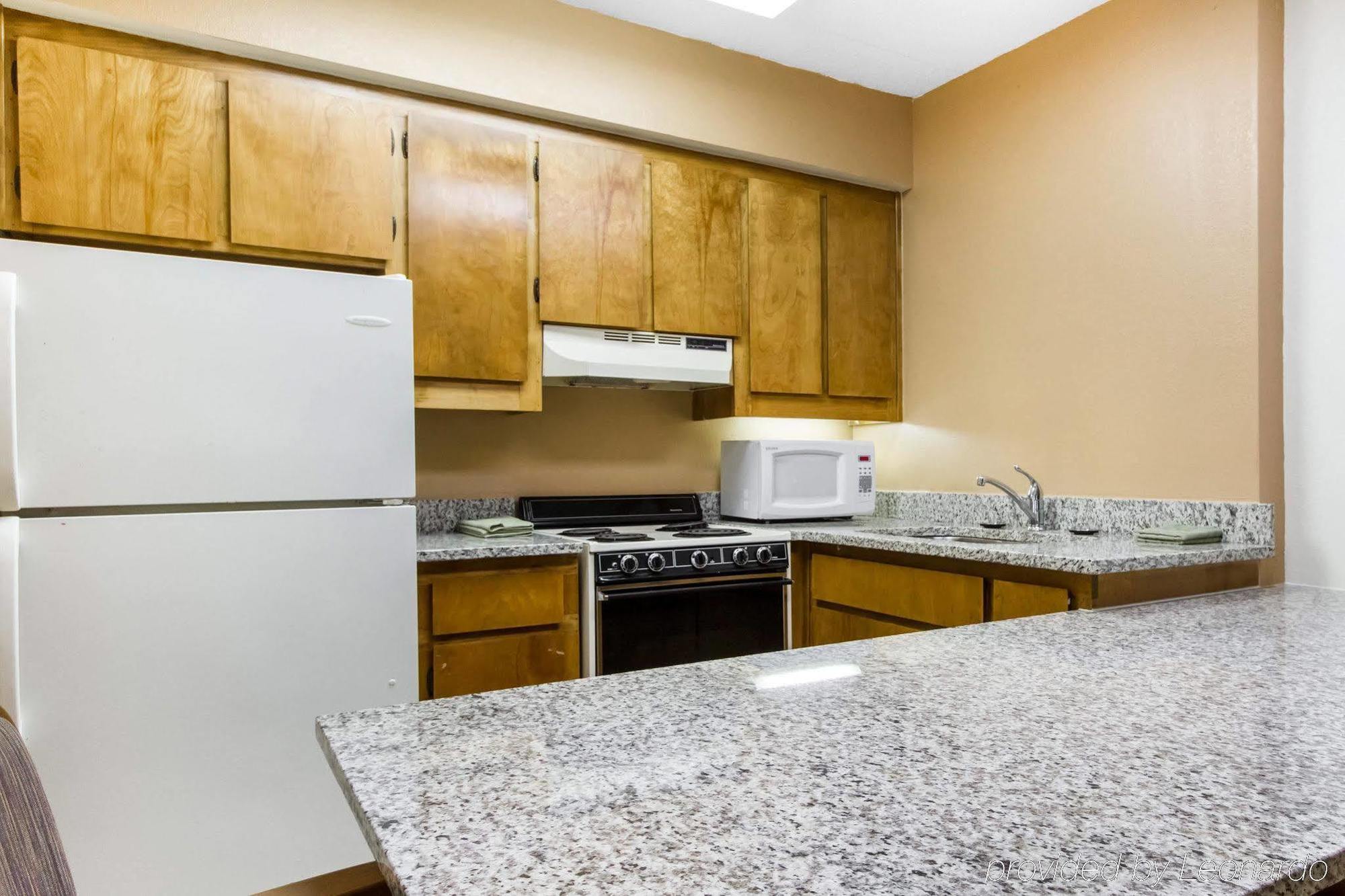 Executive Inn And Suites Ентърпрайз Екстериор снимка