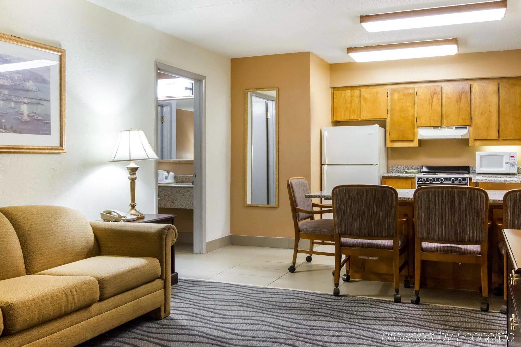 Executive Inn And Suites Ентърпрайз Екстериор снимка