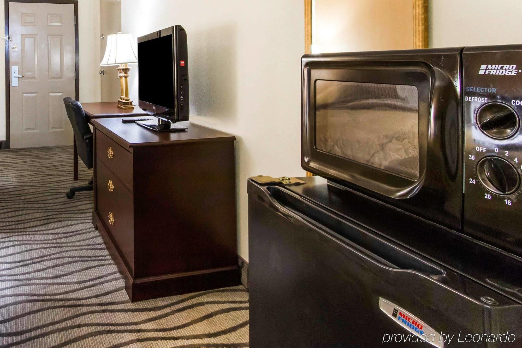 Executive Inn And Suites Ентърпрайз Екстериор снимка